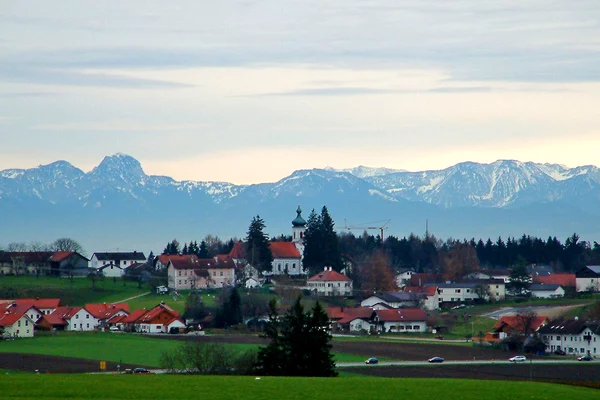Blick auf Maitenbeth und die Alpen bei Föhn
